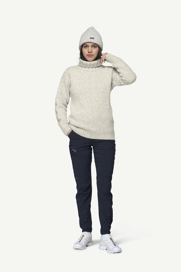Devold Nansen Wool High Neck, kolor: Grey Melange - prezentacja na modelce - przód