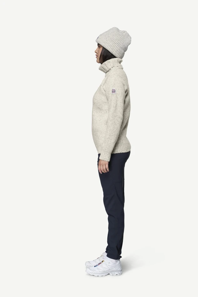 Devold Nansen Wool High Neck, kolor: Grey Melange - prezentacja na modelce - bok