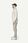 Devold Nansen Wool High Neck, kolor: Grey Melange - prezentacja na modelu - bok