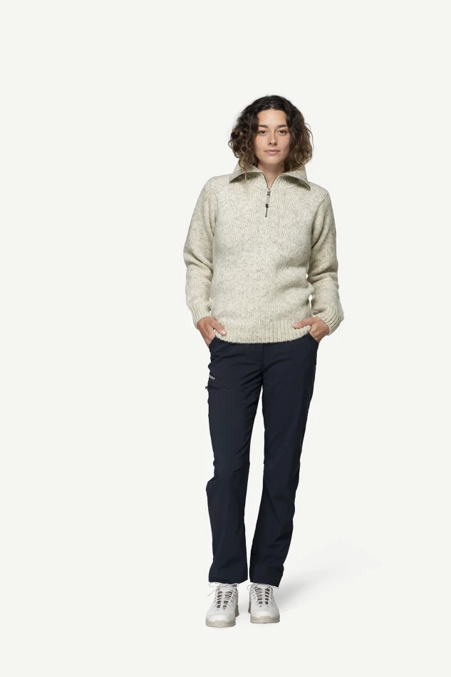 Devold Nansen Wool Zip Neck, kolor: Grey Melange - prezentacja na modelce z rozpiętym zamkiem