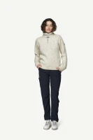 Devold Nansen Wool Zip Neck, kolor: Grey Melange - prezentacja na modelce z zapiętym zamkiem