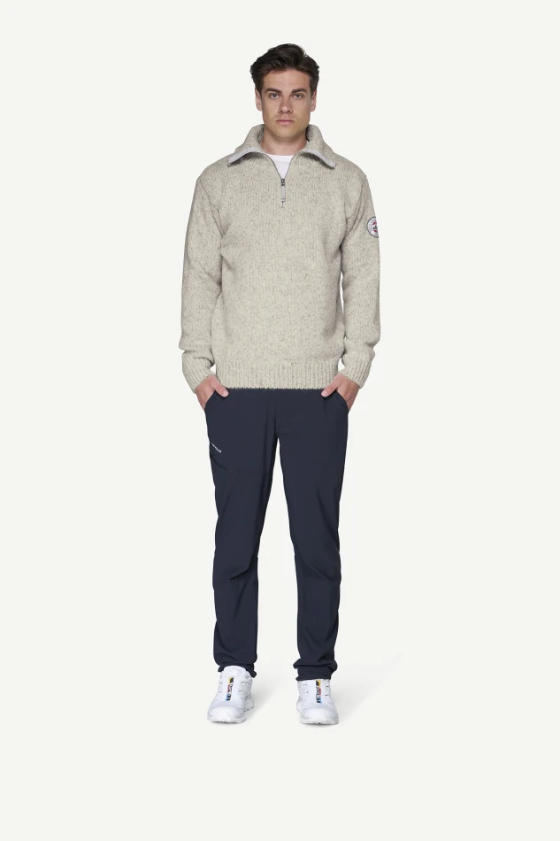 Devold Nansen Wool Zip Neck, kolor: Grey Melange - prezentacja na modelu z rozpiętym zamkiem