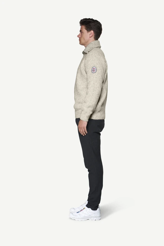 Devold Nansen Wool Zip Neck, kolor: Grey Melange - prezentacja na modelu - bok
