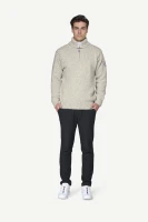 Devold Nansen Wool Zip Neck, kolor: Grey Melange - prezentacja na modelu z zapiętym zamkiem