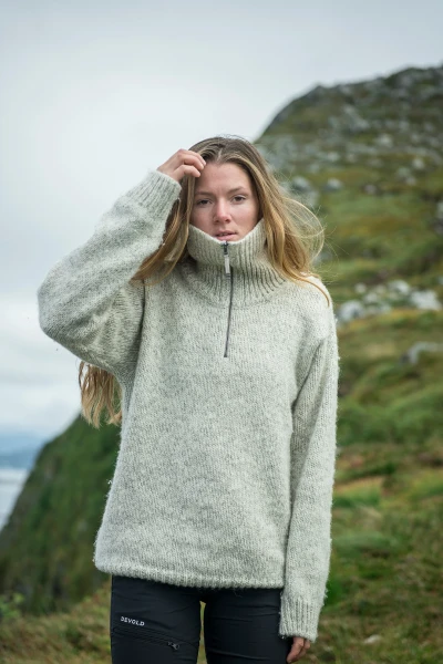 Devold Nansen Wool Zip Neck, kolor: Grey Melange - zdjęcie w terenie