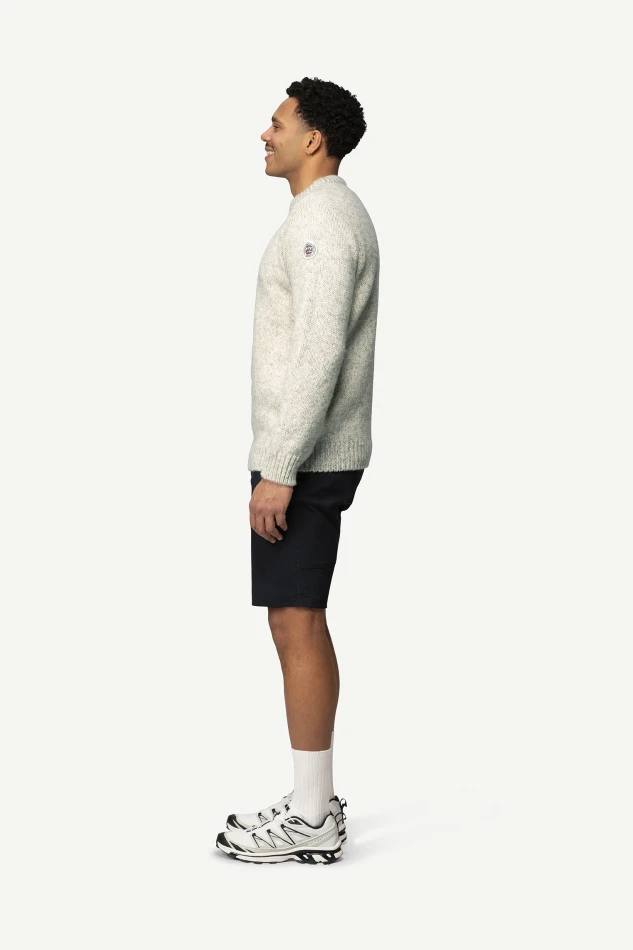 Devold Nansen Wool Sweater, kolor: Grey Melange - prezentacja na modelu - bok