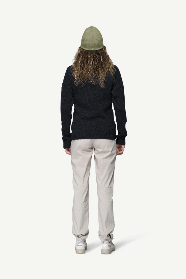 Devold Nansen Legacy Sweater, kolor: Navy/Offwhite - prezentacja na modelce - tył