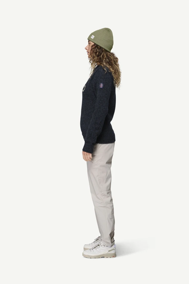 Devold Nansen Legacy Sweater, kolor: Navy/Offwhite - prezentacja na modelce - bok