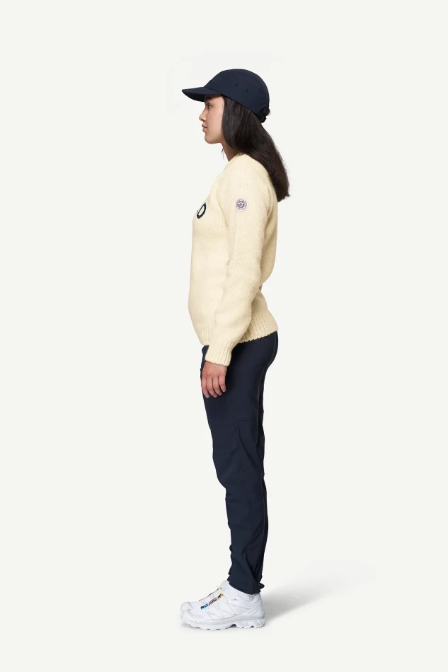 Devold Nansen Legacy Sweater, kolor: Raw White - prezentacja na modelce - bok