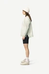 Devold Nansen Wool Sweater WMN, kolor: Grey Melange - prezentacja na modelce - bok