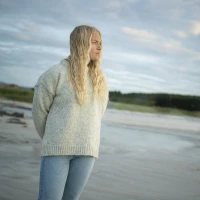 Devold Nansen Wool Sweater WMN, kolor: Grey Melange - zdjęcie w terenie