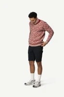 Devold Svalbard Wool High Neck, kolor: Hindberry/Offwhite - prezentacja na modelu