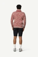 Devold Svalbard Wool High Neck, kolor: Hindberry/Offwhite - prezentacja na modelu - tył