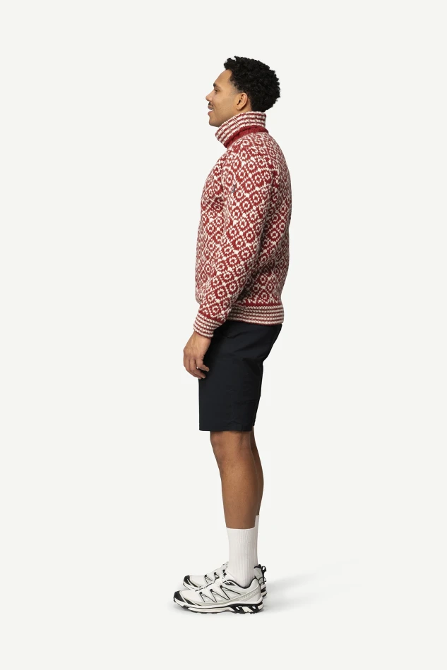 Devold Svalbard Wool High Neck, kolor: Hindberry/Offwhite - prezentacja na modelu - bok