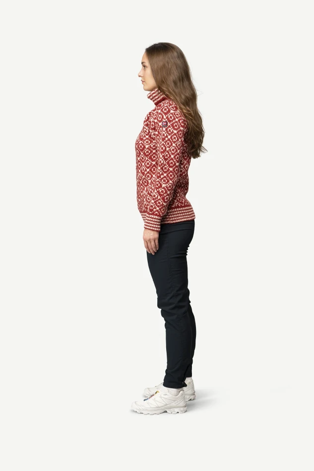 Devold Svalbard Wool High Neck, kolor: Hindberry/Offwhite - prezentacja na modelce - bok