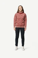 Devold Svalbard Wool High Neck, kolor: Hindberry/Offwhite - prezentacja na modelce - przód