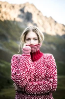 Devold Svalbard Wool High Neck, kolor: Hindberry/Offwhite