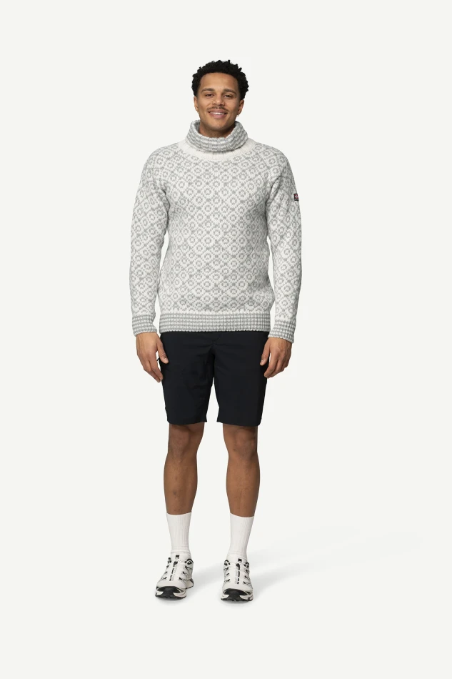 Devold Svalbard Wool High Neck, kolor: Offwhite/Grey - prezentacja na modelu - przód