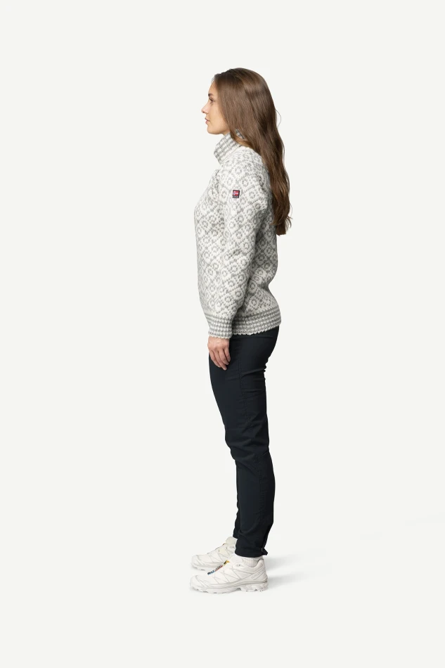 Devold Svalbard Wool High Neck, kolor: Offwhite/Grey - prezentacja na modelce - bok
