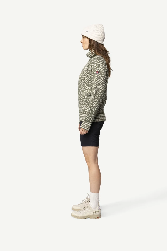 Devold Svalbard Wool High Neck, kolor: Offwhite/Grey - prezentacja na modelce - bok