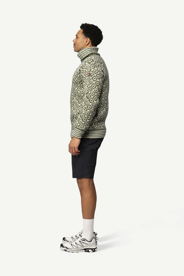 Devold Svalbard Wool High Neck, kolor: Offwhite/Grey - prezentacja na modelu - bok