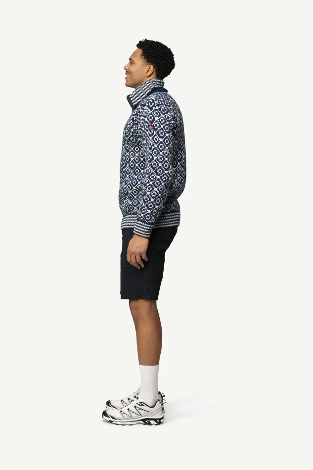 Devold Svalbard Wool Zip Neck, kolor: Night/Offwhite - prezentacja na modelu - bok