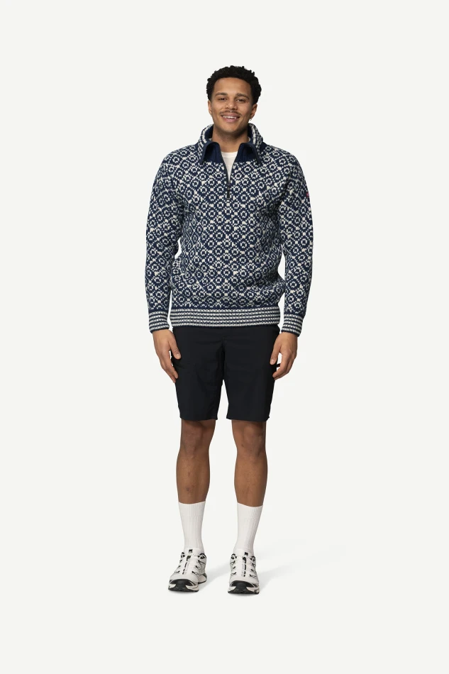 Devold Svalbard Wool Zip Neck, kolor: Night/Offwhite - prezentacja na modelu - przód