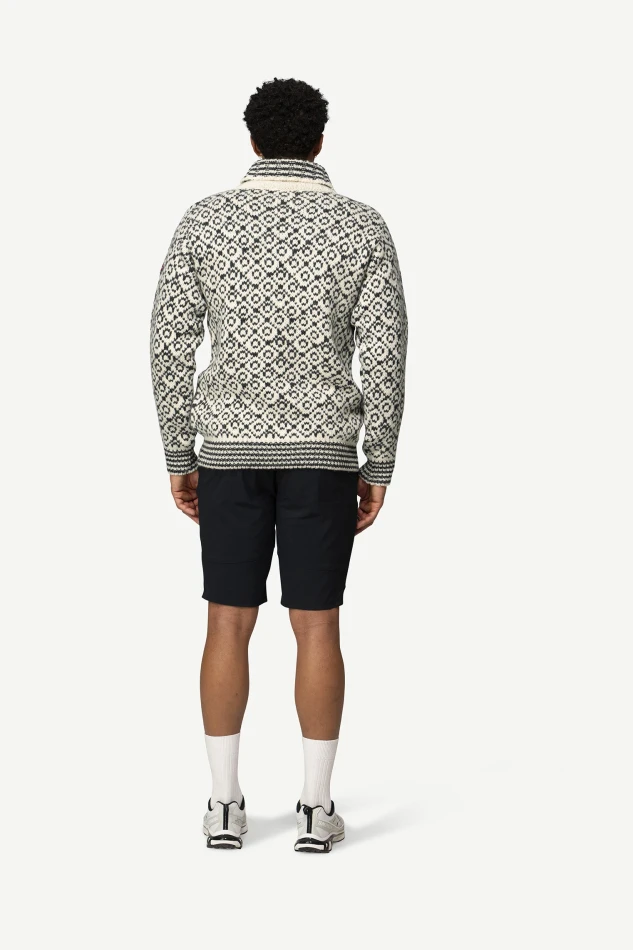 Devold Svalbard Wool Zip Neck, kolor: Offwhite/Anthracite - prezentacja na modelu - tył