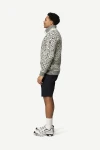 Devold Svalbard Wool Zip Neck, kolor: Offwhite/Anthracite - prezentacja na modelu - bok