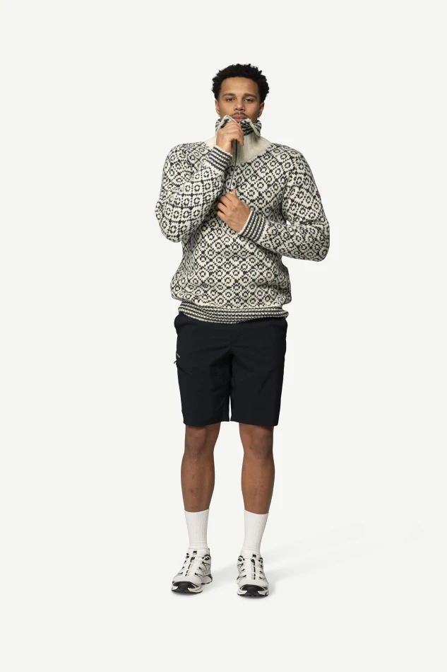 Devold Svalbard Wool Zip Neck, kolor: Offwhite/Anthracite - prezentacja na modelu - przód