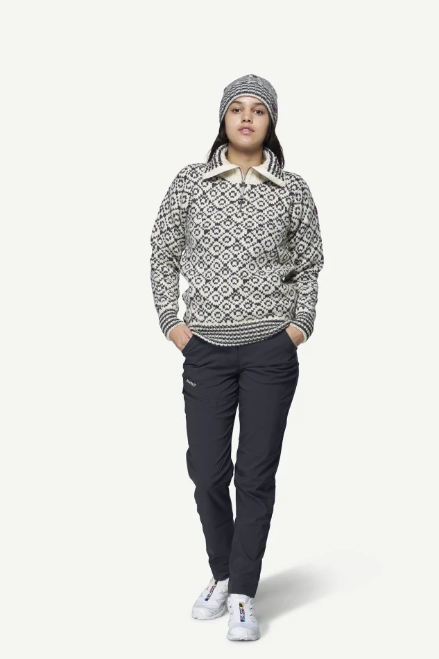 Devold Svalbard Wool Zip Neck, kolor: Offwhite/Anthracite - prezentacja na modelce - przód