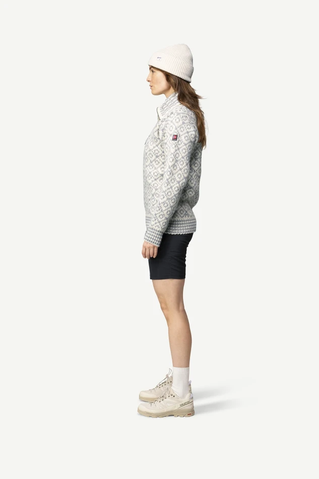 Devold Svalbard Wool Zip Neck, kolor: Offwhite/Grey - prezentacja na modelce - bok