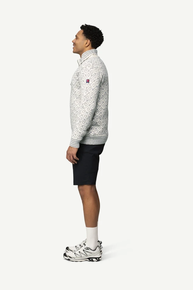 Devold Svalbard Wool Zip Neck, kolor: Offwhite/Grey - prezentacja na modelu - bok