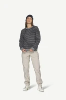 Devold Islender Refined Sweater, kolor: Ink/Offwhite - prezentacja na modelce - przód
