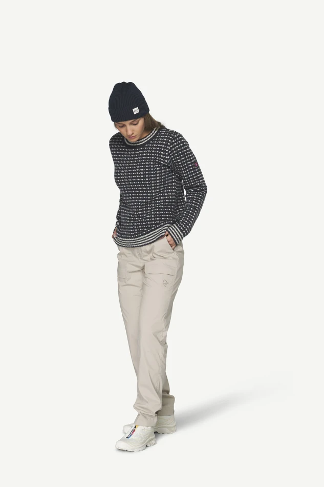 Devold Islender Refined Sweater, kolor: Ink/Offwhite - prezentacja na modelce - przód