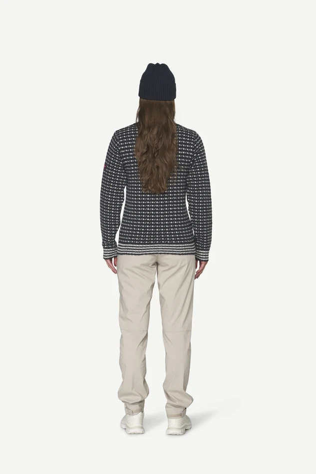 Devold Islender Refined Sweater, kolor: Ink/Offwhite - prezentacja na modelce - tył