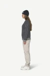 Devold Islender Refined Sweater, kolor: Ink/Offwhite - prezentacja na modelce - bok