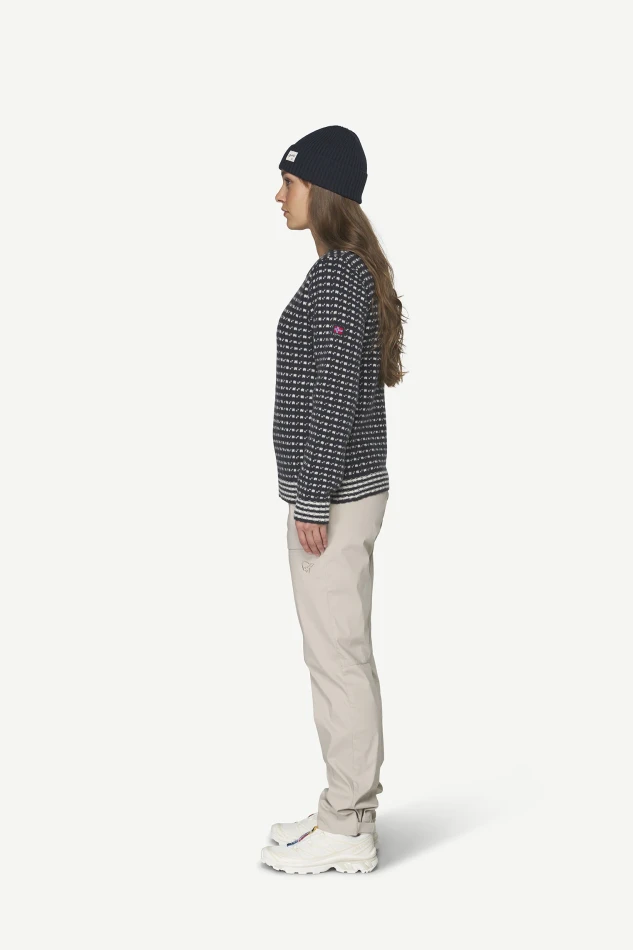 Devold Islender Refined Sweater, kolor: Ink/Offwhite - prezentacja na modelce - bok