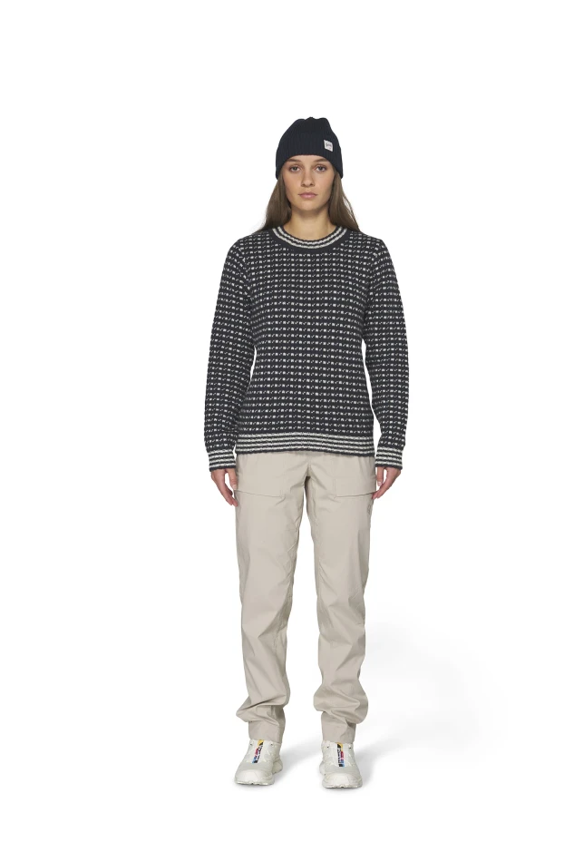 Devold Islender Refined Sweater, kolor: Ink/Offwhite - prezentacja na modelce - przód