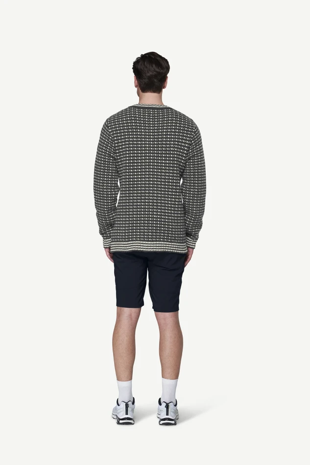 Devold Islender Refined Sweater, kolor: Ink/Offwhite - prezentacja na modelu - przód