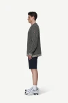 Devold Islender Refined Sweater, kolor: Ink/Offwhite - prezentacja na modelu - bok