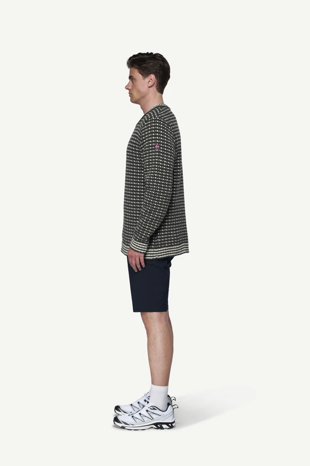 Devold Islender Refined Sweater, kolor: Ink/Offwhite - prezentacja na modelu - bok