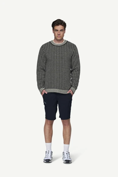 Devold Islender Refined Sweater, kolor: Ink/Offwhite - prezentacja na modelu - przód