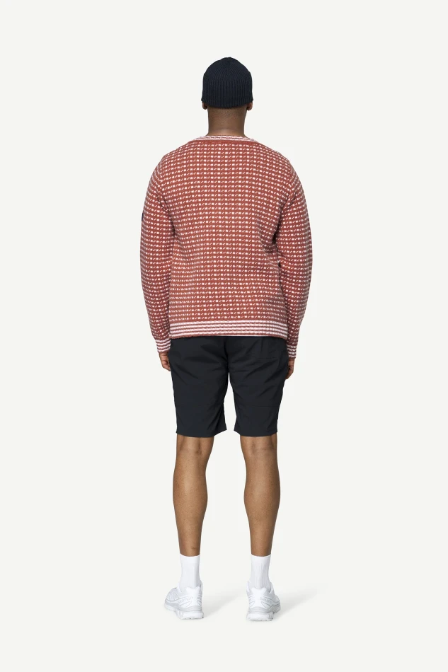 Devold Islender Refined Sweater, kolor: Marsala/Offwhite - prezentacja na modelu - tył