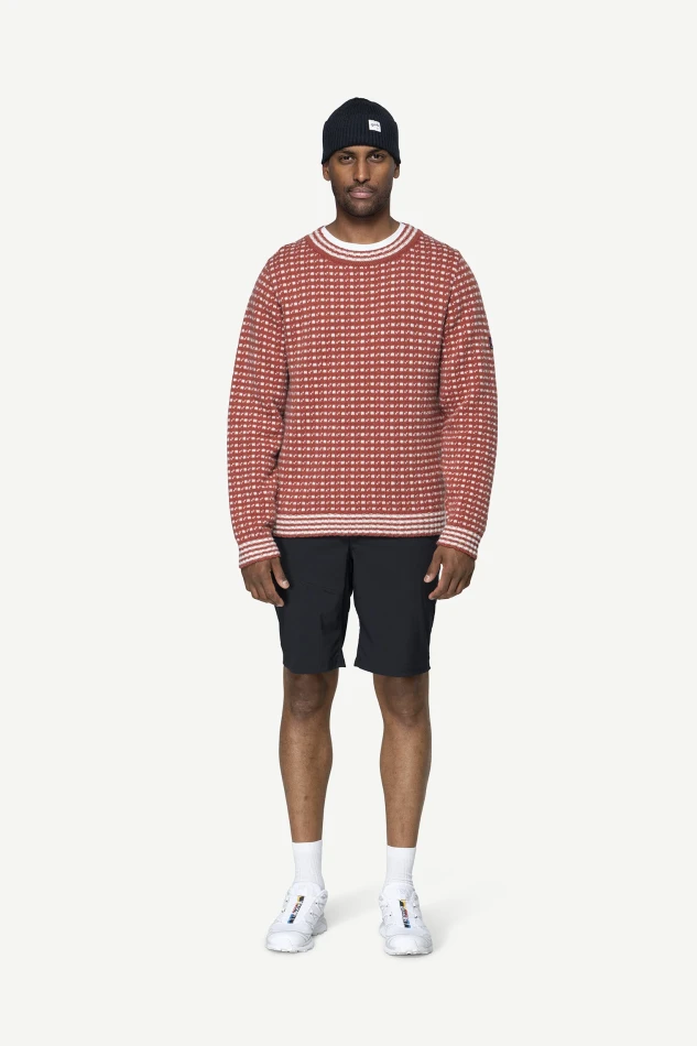 Devold Islender Refined Sweater, kolor: Marsala/Offwhite - prezentacja na modelu - przód
