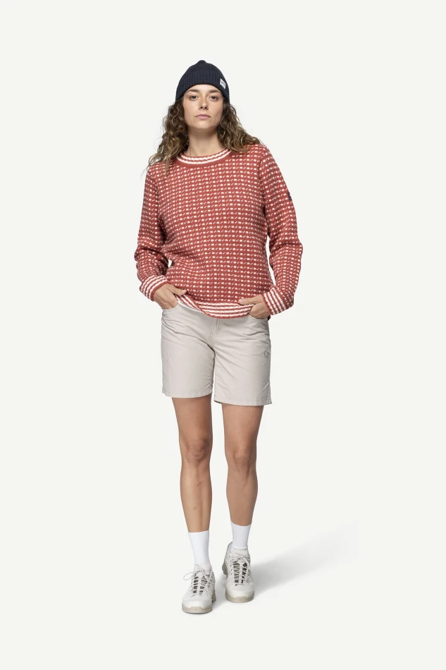 Devold Islender Refined Sweater, kolor: Marsala/Offwhite - prezentacja na modelce - przód