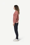 Devold Islender Refined Sweater, kolor: Marsala/Offwhite - prezentacja na modelce - bok