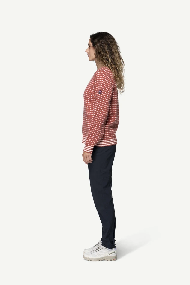 Devold Islender Refined Sweater, kolor: Marsala/Offwhite - prezentacja na modelce - bok
