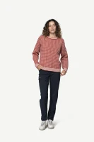 Devold Islender Refined Sweater, kolor: Marsala/Offwhite - prezentacja na modelce - przód