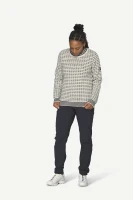 Devold Islender Refined Sweater, kolor: Raw White - prezentacja na modelce - przód